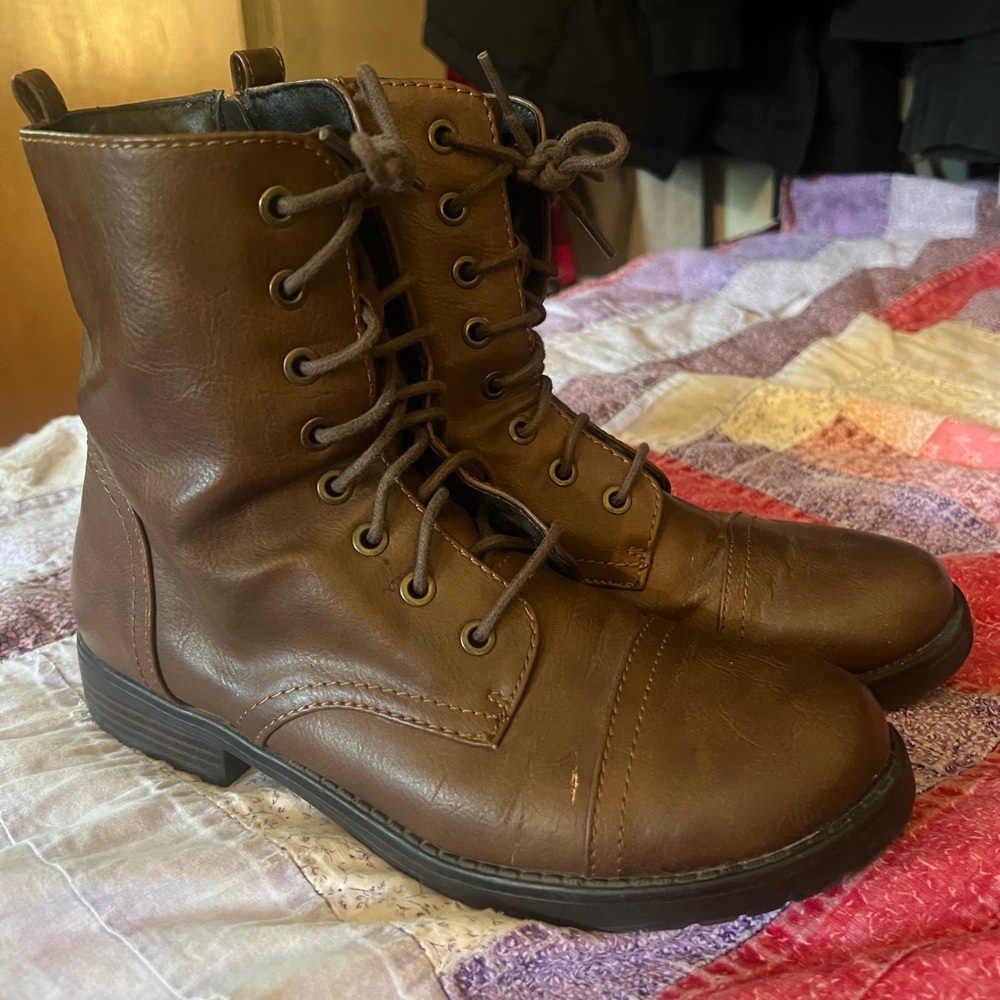 Women’s stylish brown combat boots size 8.5